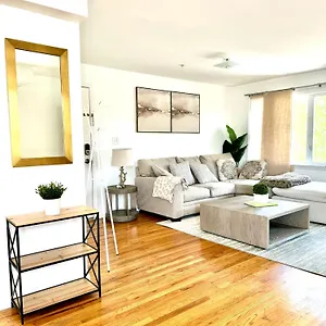 Stylish Evergreen By Airport Newark